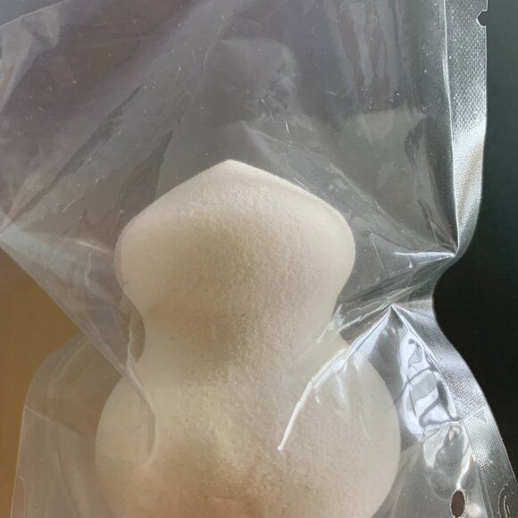 BRAND NEW SEALED SHISEIDO BEAUTY BLENDER MAKE UP  SPONGE WHITE SEALED - Picture 2 of 4